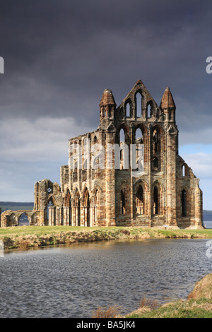 Whitby Abbey illuminata dal sole North Yorkshire, Inghilterra Foto Stock