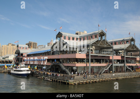 Pier 17 in South Street Seaport, la parte inferiore di Manhattan. Foto Stock