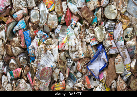 Alluminio riciclato lattine appiattito e schiacciato Foto Stock