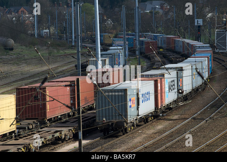 Contenitore con rotaia di trasporto dal porto di Felixstowe attendono il trasporto, Ipswich, Suffolk, Regno Unito. Foto Stock