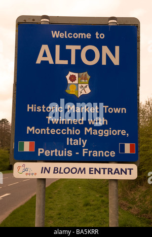 Segno per la storica città mercato di Alton in Hampshire che mostra la sua città gemella di stato. Foto Stock