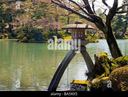 Il Kenroku-en giardino e una famosa Lanterna - Kanazawa, Ishikawa, Giappone Foto Stock