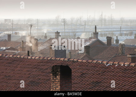 Terribile inquinamento atmosferico da carbone incendi e veicoli pende sopra baraccopoli nella città di Suihua Cina settentrionale Foto Stock