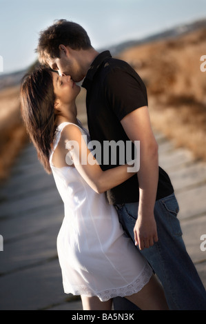 Abbracciando coppia giovane, tenerezza Foto Stock
