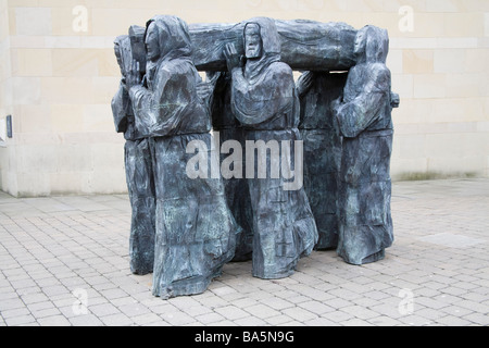 Durham City Inghilterra UK Marzo scultura in bronzo di sei monaci con open bara chiamato viaggio da Fenwick Lawson in Millennium Square Foto Stock