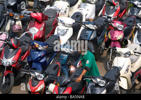 Scooter parcheggiato nel quartiere di Cholon di Ho Chi Minh City Vietnam Foto Stock