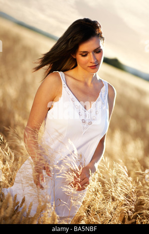 Bella Donna rilassante nel campo Foto Stock