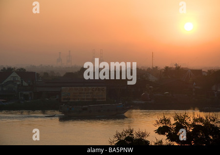 Alba sul fiume Saigon in Ho Chi Minh City Vietnam Foto Stock