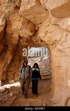 Gli escursionisti passano attraverso un tunnel di roccia sul bright angel trail parco nazionale del Grand Canyon South Rim arizona usa Foto Stock