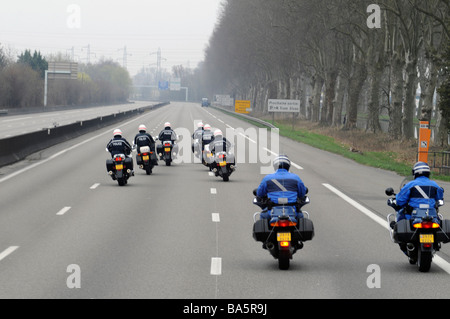 Gli ufficiali di polizia in moto accelerando su una strada chiusa al pubblico per motivi di sicurezza, a Strasburgo, Francia Foto Stock