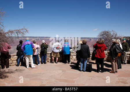 Turisti che si godono la vista al di fuori il Bright Angel Lodge Parco nazionale del Grand Canyon South Rim arizona usa Foto Stock