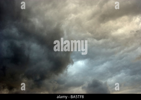 Aria di tempesta come un avvicinamento parte anteriore si sposta in Foto Stock