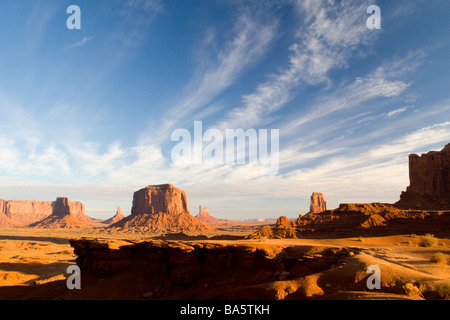 Formazioni di arenaria e cieli drammatici nella Monument Valley Utah Foto Stock