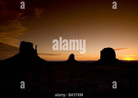 Formazioni di arenaria e cieli drammatici nella Monument Valley Utah Foto Stock