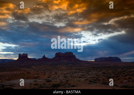 Formazioni di arenaria e cieli drammatici nella Monument Valley Utah Foto Stock