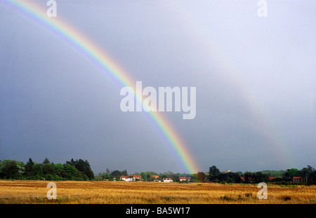 Fine dell'arcobaleno, pentola d'oro, villaggio Thornham Norfolk East Anglia England Regno Unito drammatico paesaggio paesaggio reed meteo paludi Foto Stock