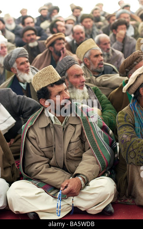 Gli uomini afghani frequentare una Loya Jirga o grand nel gruppo di Ghazi stadium di Kabul in Afghanistan Foto Stock