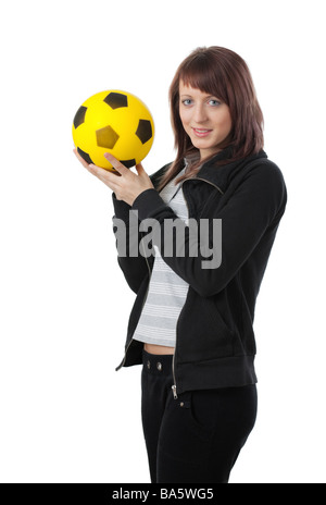 Sportive ragazza adolescente mantiene la sfera gialla isolato su bianco Foto Stock