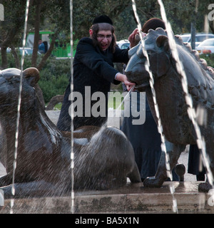 Israele Gerusalemme la fontana dei leoni ebrea ortodossa famiglie godendo una giornata fuori Foto Stock