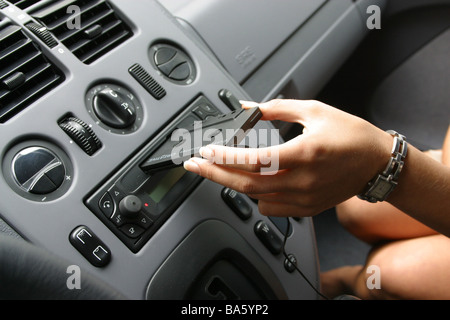 Per interni auto donna mano-l'adattatore cassetta per auto Cassetta di radio-albero mette in dettaglio alcuna proprietà di rilasciare il veicolo Autofahren cockpit Foto Stock