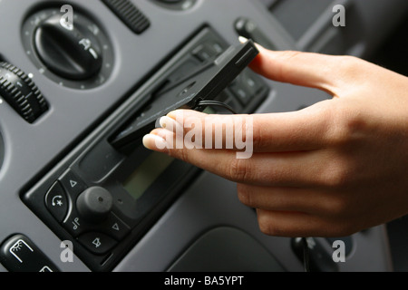 Per interni auto donna mano-l'adattatore cassetta per auto Cassetta di radio-albero mette in dettaglio alcuna proprietà di rilasciare il veicolo Autofahren cockpit Foto Stock