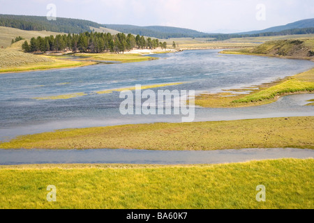 Yellowstone River meandering attraverso la valle di Hayden il Parco Nazionale di Yellowstone negli Stati Uniti d'America Foto Stock