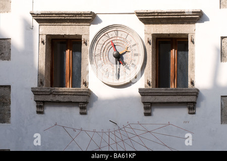 Un orologio nella piazza di Pesariis, cittadina famosa per la forma orologiai del XVIII secolo Foto Stock