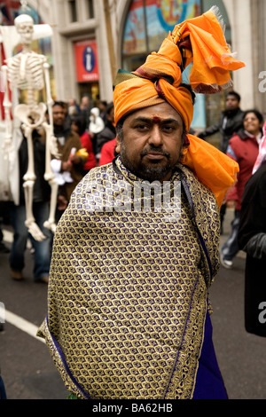 Un Tamil uomo vestito in costume tradizionale a Londra Foto Stock