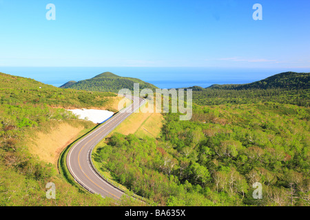Vista di Shiretoko attraversamento strada in Giappone Foto Stock