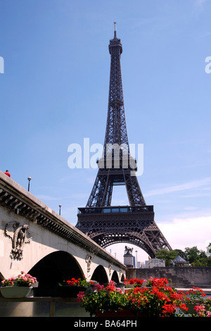 Basso angolo vista della Torre Eiffel Parigi Foto Stock