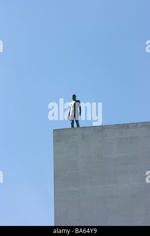 Antony Gormley statua sulla costruzione a Southbank, Londra Foto Stock