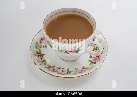 Tazza di tè in un osso di cina tazza con piattino Foto Stock