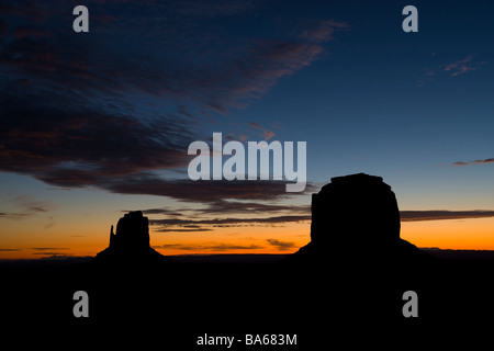 Formazioni di arenaria e cieli drammatici nella Monument Valley Utah Foto Stock