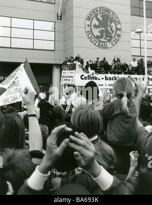 Il team di Middlesbrough autobus arriva al Riverside Stadium senza Juninho, il giorno dopo la finale di FA Cup, maggio 1997. Foto Stock