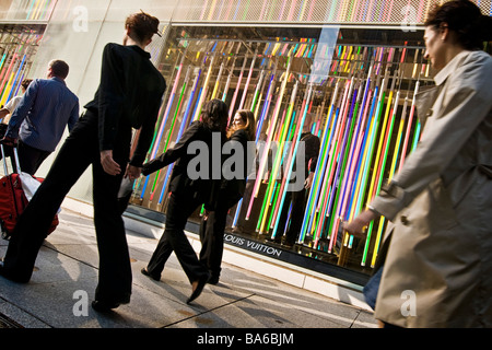 Louis Vuitton store sulla Quinta Avenue in Uptown Manhattan New York Stati Uniti d'America Foto Stock