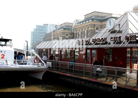 Passeggeri a sbarcare il vaporetto del Ponte di Londra City Pier Foto Stock