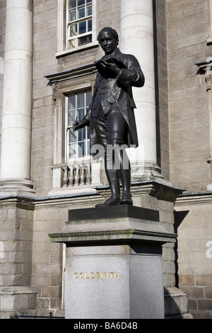 Statua di Oliver Goldsmith al di fuori del Trinity College di Dublino Irlanda statua, da John Henry Foley eretta nel 1864 Foto Stock