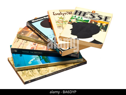 Pila di pinguino romanzi classici libri su bianco Foto Stock