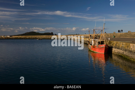 Il vecchio peschereccio nel porto di Howth Dublino Foto Stock