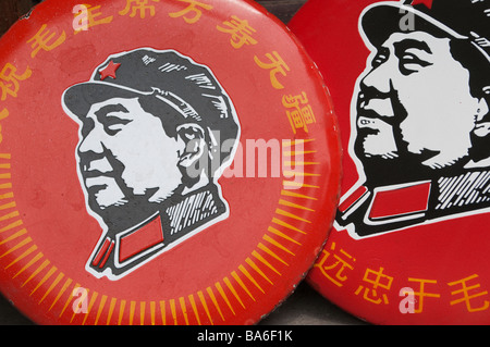 Mao Tse Tung distintivi al mercato Dongtailu Shanghai 2009 Foto Stock