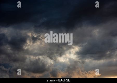 Aria di tempesta come un avvicinamento parte anteriore si sposta in Foto Stock