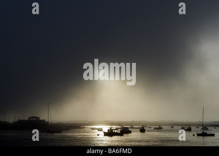 Mare di nebbia in rotolamento dal Mare del Nord su Felixstowe Ferry, Suffolk, Regno Unito. Foto Stock