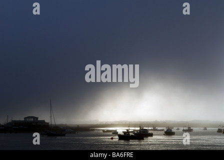 Mare di nebbia in rotolamento dal Mare del Nord su Felixstowe Ferry, Suffolk, Regno Unito. Foto Stock