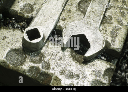 Banco di lavoro del workshop tools forcella-chiavi ad anello metallico tasti di trucioli di close-up di lavoro desktop carta metallo base ferro acciaio ammaccature work-vie Foto Stock