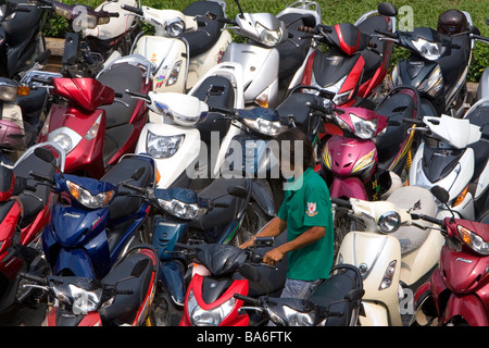 Scooter parcheggiato nel quartiere di Cholon di Ho Chi Minh City Vietnam Foto Stock