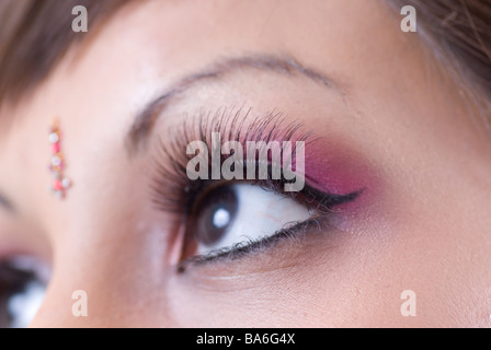 In prossimità di una giovane donna asiatica è lo sguardo in alto Foto Stock