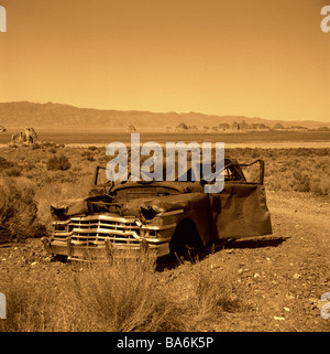 Stati Uniti Nevada delle montagne del deserto di car-relitto monocromatico Native American-conservare piramide salamoia Paiute indiano prenotazione auto rottamata Foto Stock