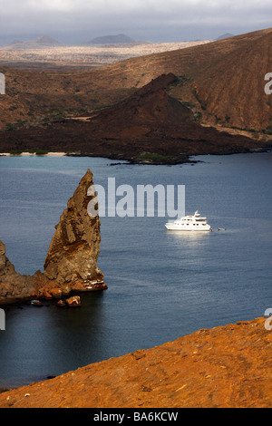 La crociera round pinnacolo di roccia parte di Isla Bartolome bellezza classica spot del Galapagos, Ecuador nel mese di settembre Foto Stock