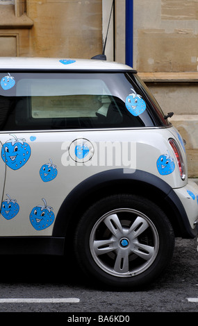 Nuova Mini auto blu con le fragole, REGNO UNITO Foto Stock