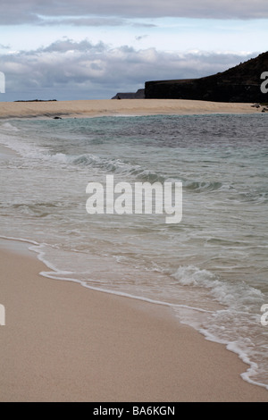 Spiaggia deserta a Mosquera isolotto Galapagos, Ecuador nel mese di settembre Foto Stock